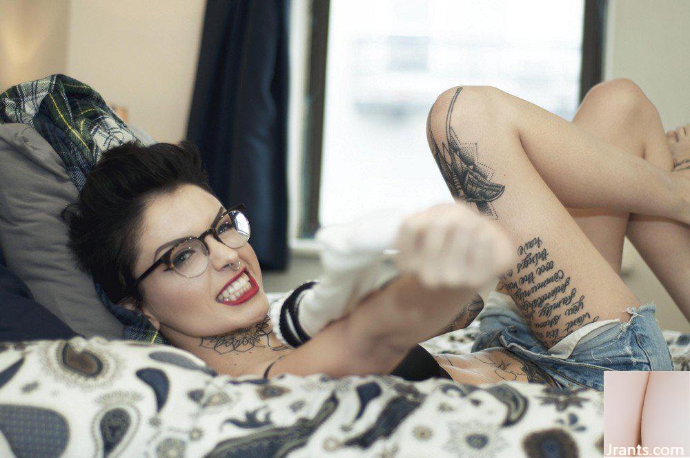 (Suicide Girls) 19 de marzo de 2015 &#8211; Leighraven Háblame de nerd (50P)