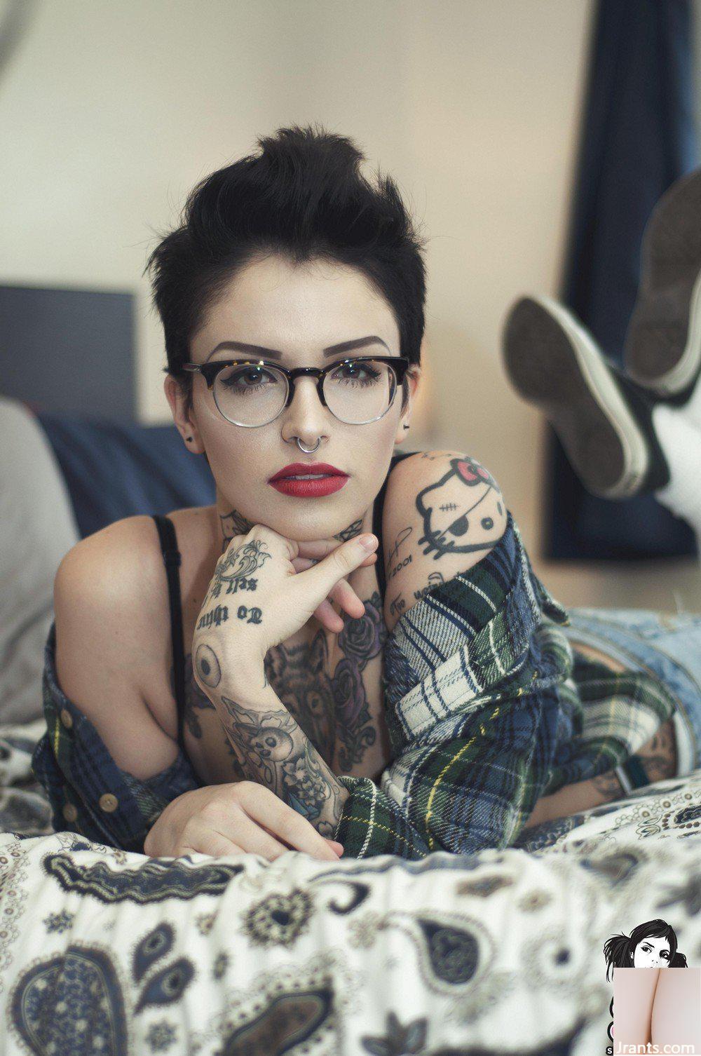 (Suicide Girls) 19 de marzo de 2015 &#8211; Leighraven Háblame de nerd (50P)