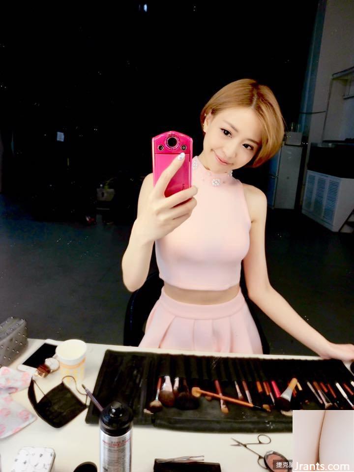 Lucy Ni Qianling, jolie fille aux seins, prend un selfie et expose tous ses seins dans ses rêves les plus fous (36P)