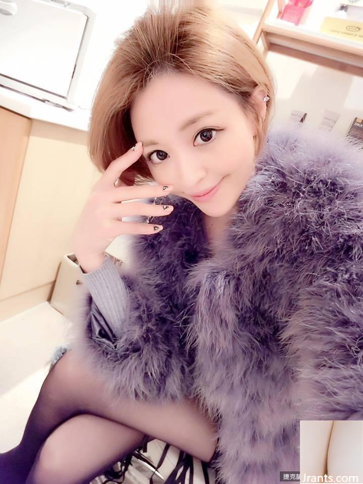 Lucy Ni Qianling, jolie fille aux seins, prend un selfie et expose tous ses seins dans ses rêves les plus fous (36P)