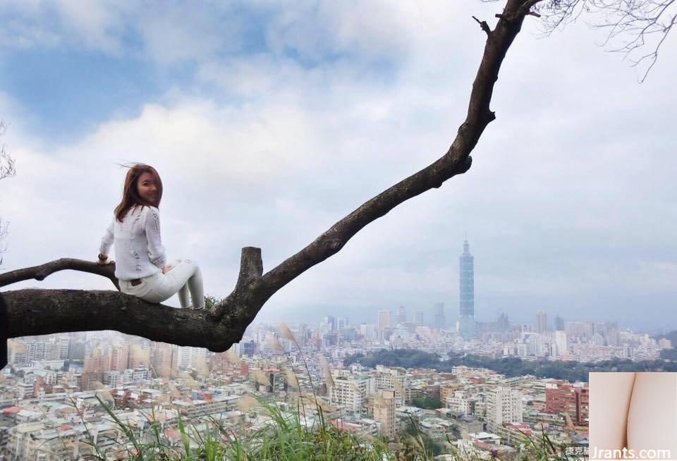 Gadis cantik berambut pendek~Miars Liutzuhan~ berfoto selfie hot di depan air terjun dengan salah satu tali bahunya terlepas agar terlihat semakin menawan (29P