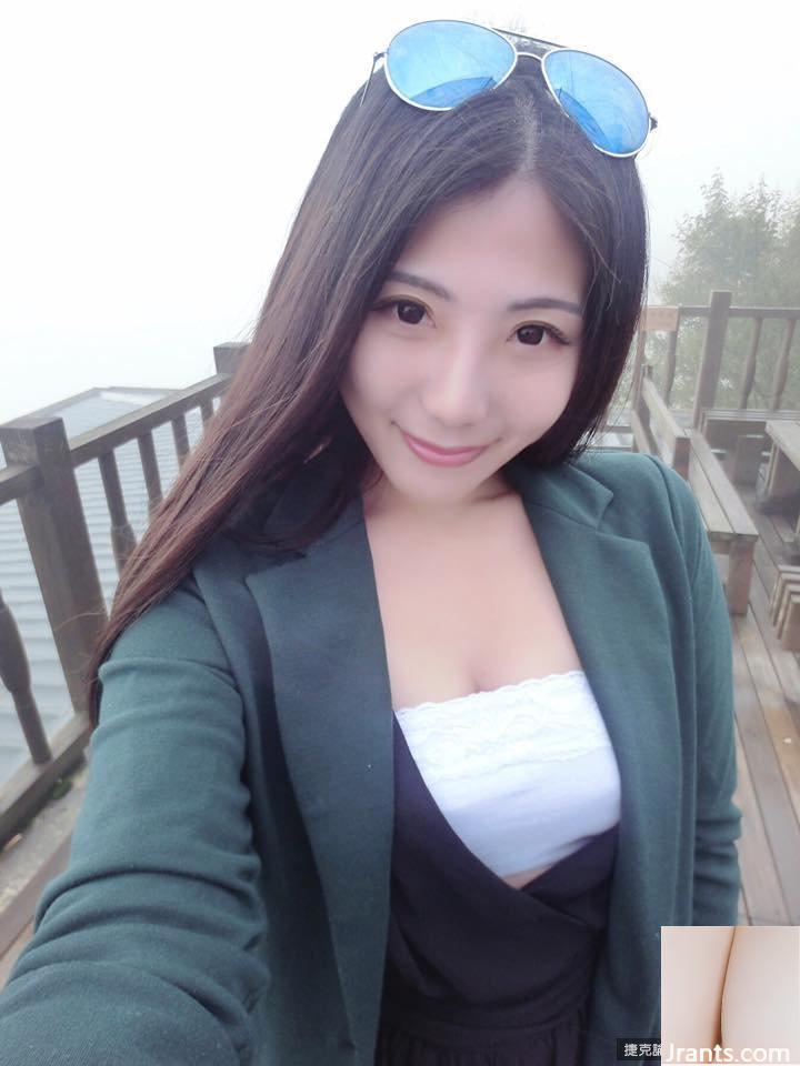 Sunshine amateur hottie ~ Xu Weiwei ~ Sexy selfie escotada en el parque Los amigos lo elogiaron por ser feroz (33P).