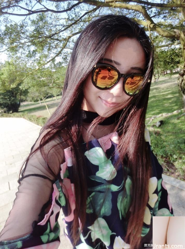 Sunshine amateur hottie ~ Xu Weiwei ~ Sexy selfie escotada en el parque Los amigos lo elogiaron por ser feroz (33P).