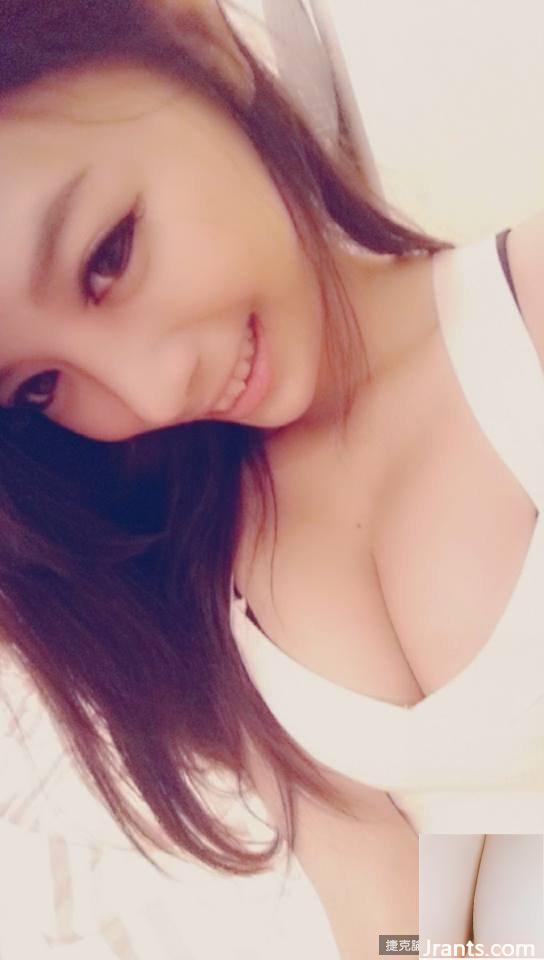 32D Zhuang Jing High Vocational School ~ Rui Rui (Alice Lee) ~ acabou de se levantar e tirar uma selfie com óculos em seu corpo decotado exibindo suas bolas quentes (51P)