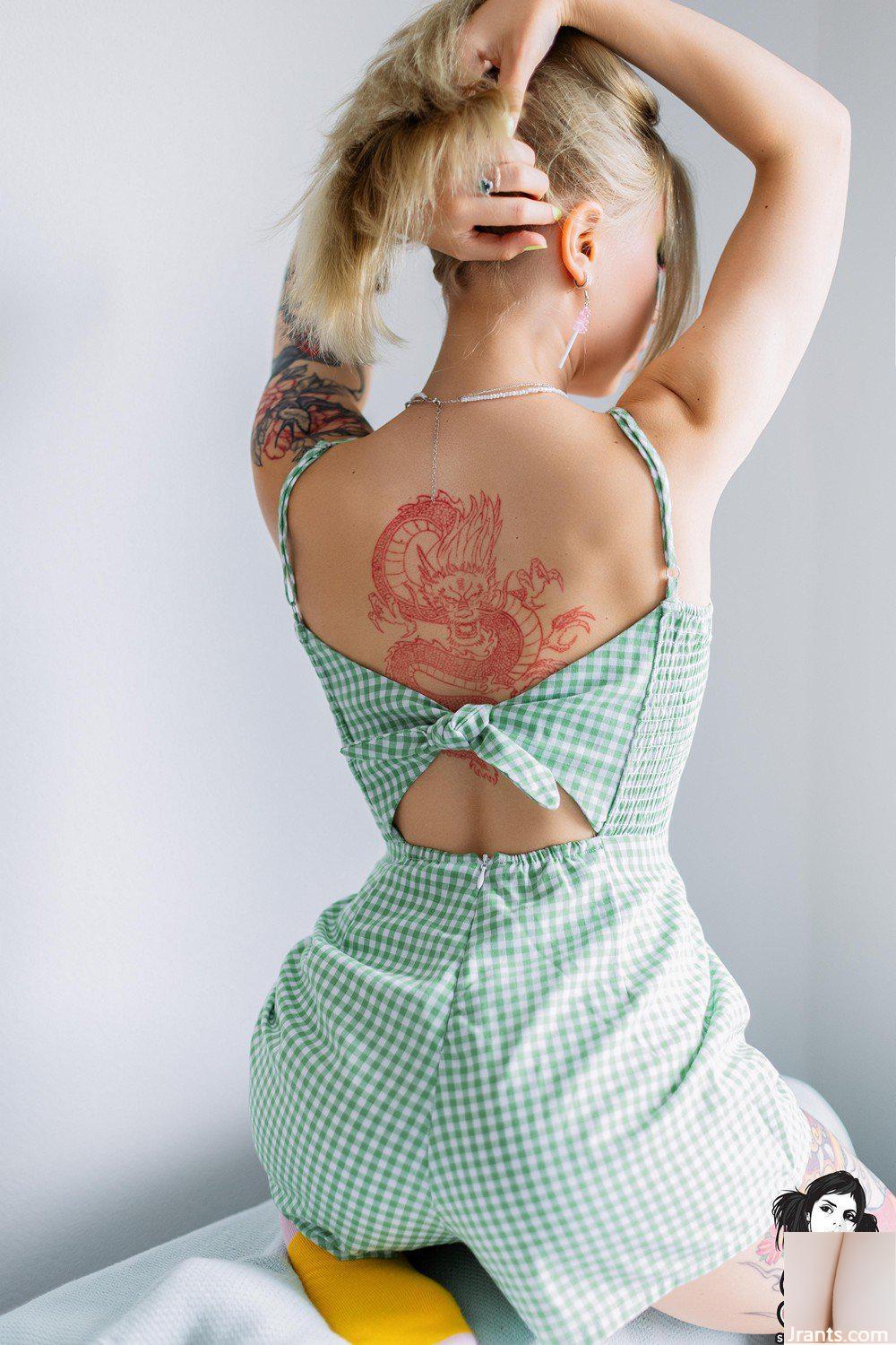 (Suicide Girls) 29 de outubro de 2024 – Roxylove – Juicy Lollipop (60P)