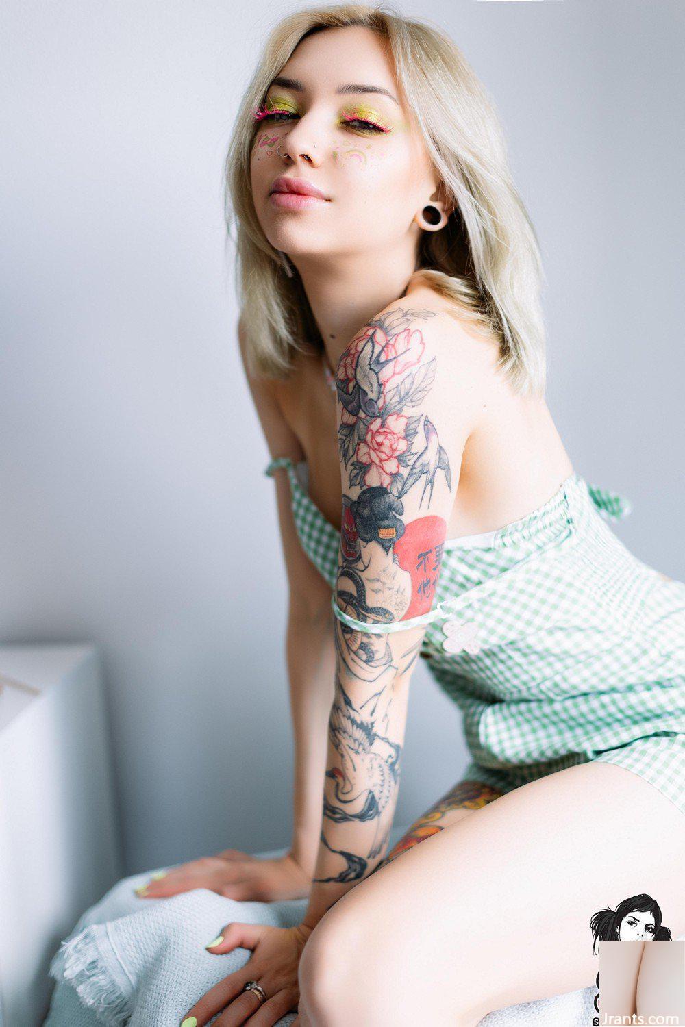 (Suicide Girls) 29 de outubro de 2024 – Roxylove – Juicy Lollipop (60P)