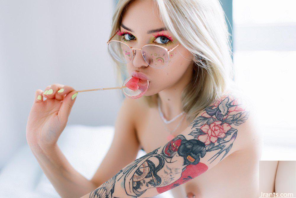 (Suicide Girls) 29 de outubro de 2024 – Roxylove – Juicy Lollipop (60P)