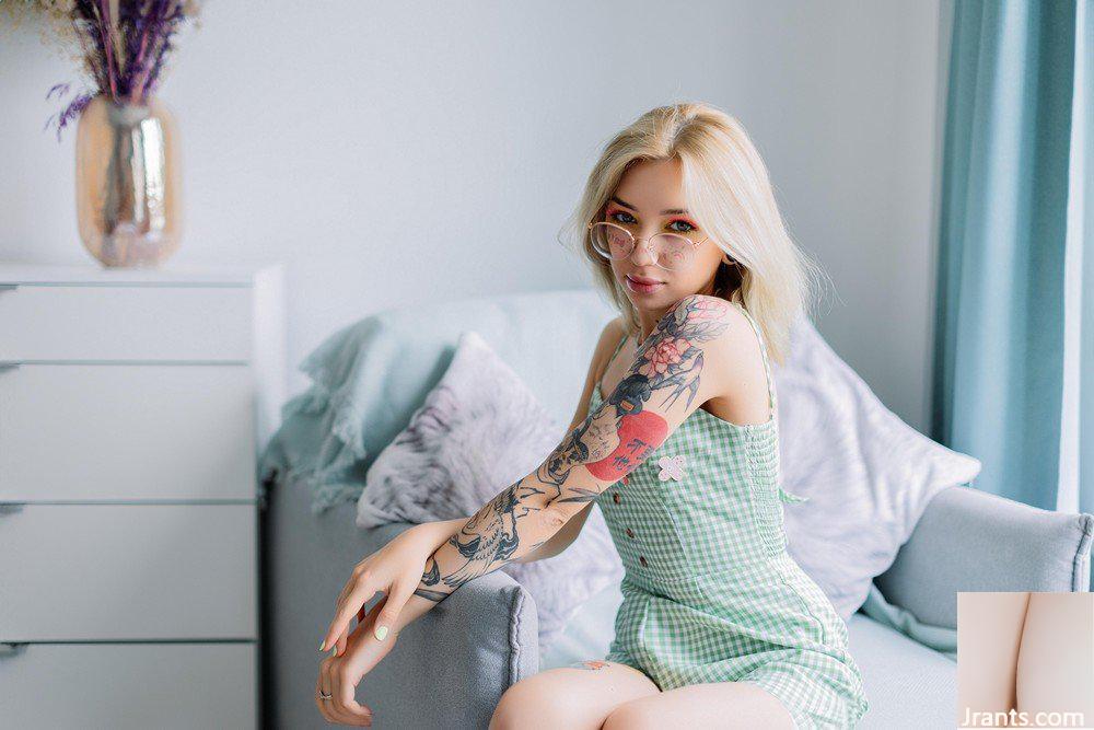 (Suicide Girls) 29 de outubro de 2024 – Roxylove – Juicy Lollipop (60P)