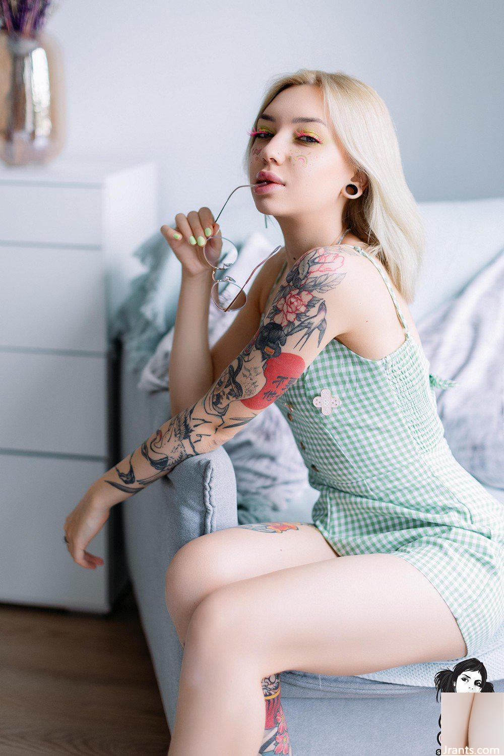 (Suicide Girls) 29 de outubro de 2024 – Roxylove – Juicy Lollipop (60P)