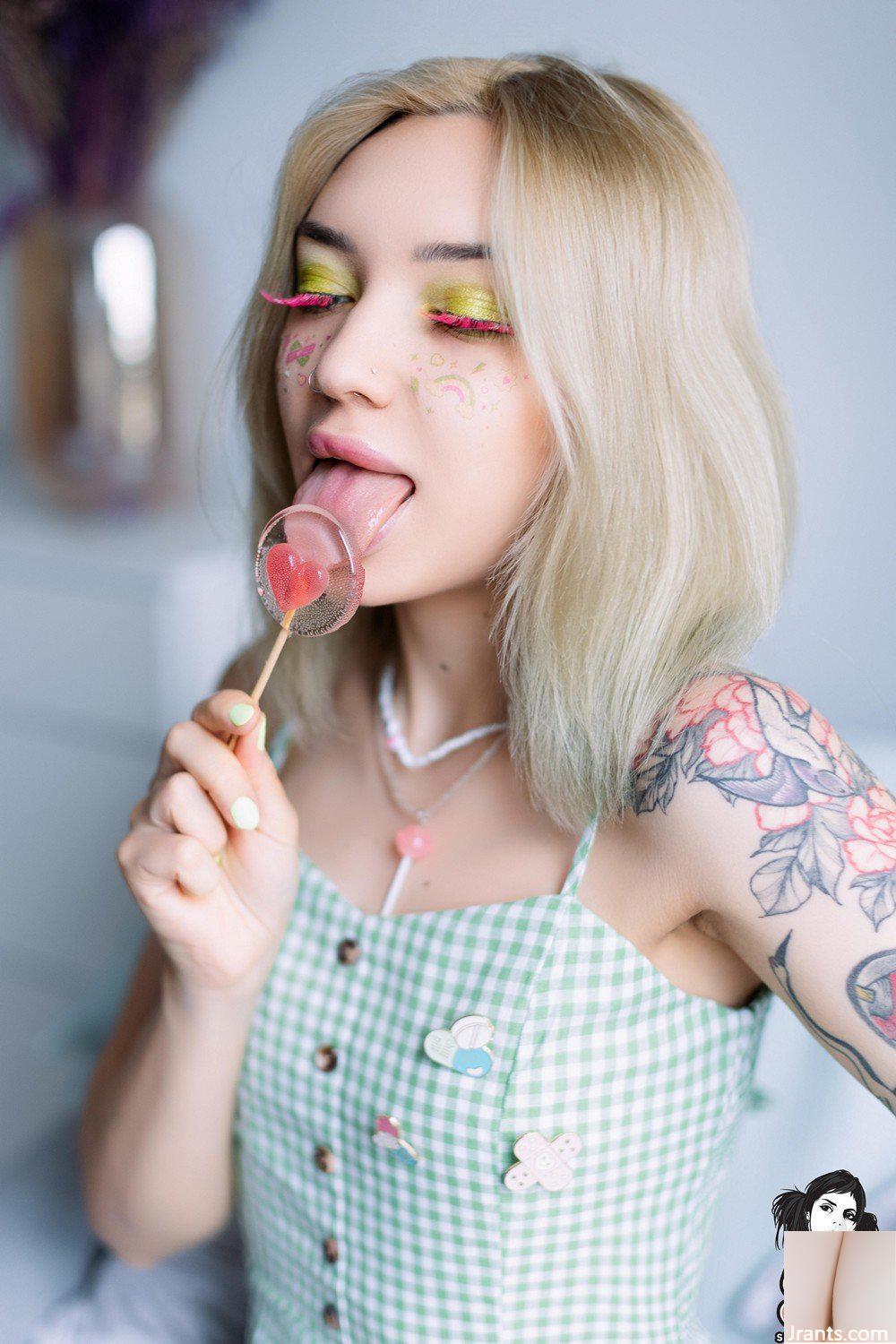 (Suicide Girls) 29 de outubro de 2024 – Roxylove – Juicy Lollipop (60P)