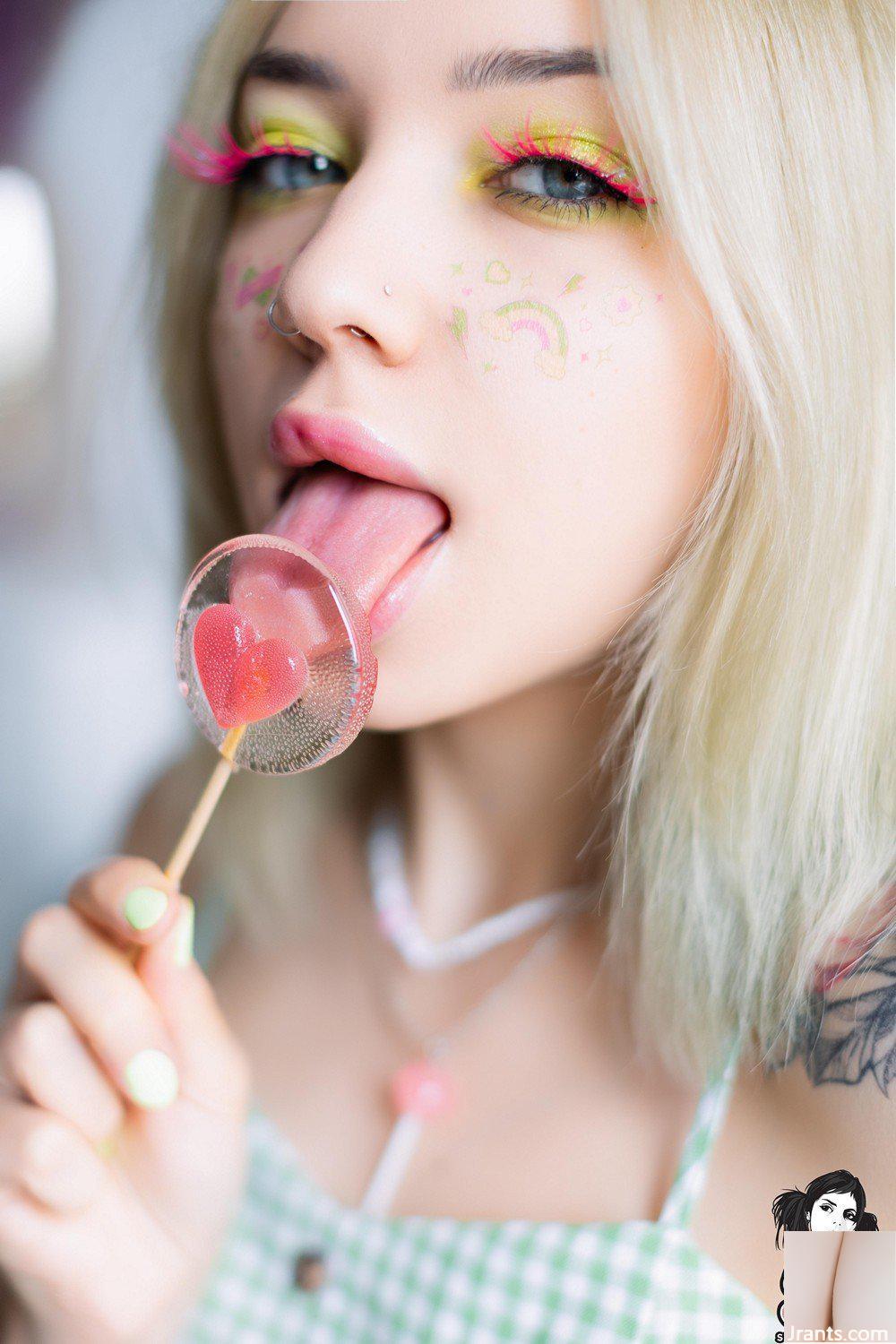 (Suicide Girls) 29 de outubro de 2024 – Roxylove – Juicy Lollipop (60P)