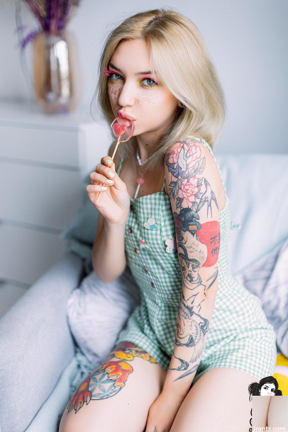 (Suicide Girls) 29 de outubro de 2024 – Roxylove – Juicy Lollipop (60P)