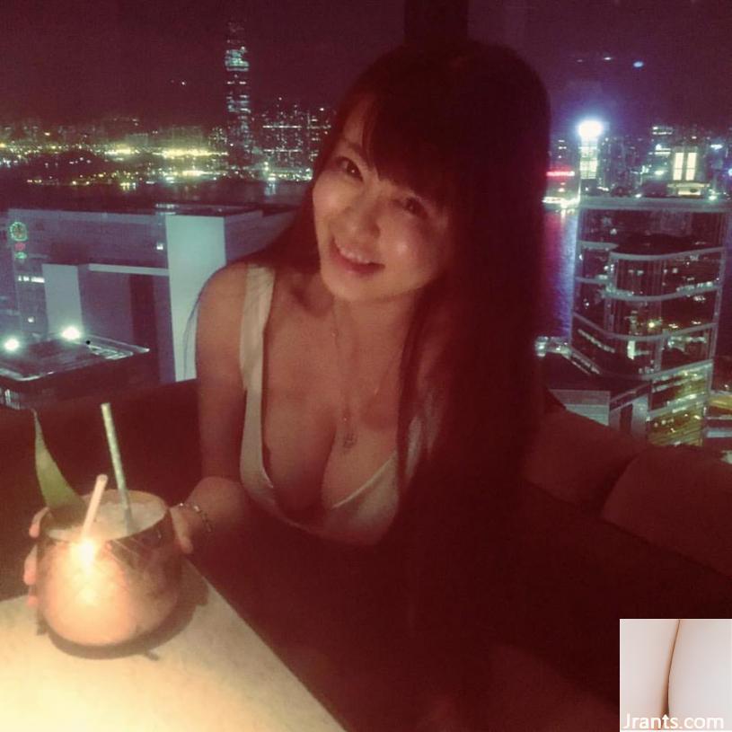 노출증을 주장하는 H 컵 소녀 ~ 시부야 유리 ~베이스를 반쯤 연주하다가 갑자기 Qiao의 가슴에 손을 넣었습니다 (38P)
