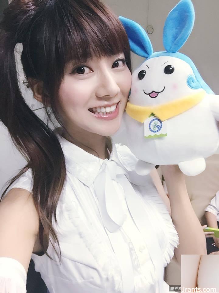 투와 소녀는 옆구리에 &#8220;서반구&#8221;를 보여주고 가슴 라인이 모두 노출됩니다 !!