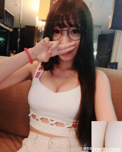 التقطت فتاة الكأس الإلكترونية Zhang Zhumei صورة شخصية ذات ثديين كبيرين وفقدت حزام سترتها عن طريق الخطأ (21P)
