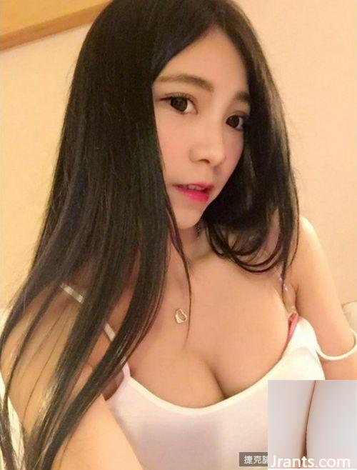 التقطت فتاة الكأس الإلكترونية Zhang Zhumei صورة شخصية ذات ثديين كبيرين وفقدت حزام سترتها عن طريق الخطأ (21P)