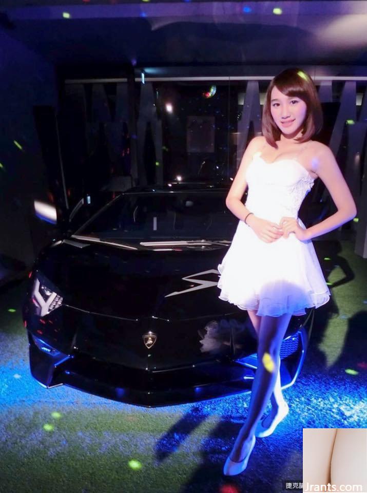 Carlee Carly ~ Révélant une ligne de carrière sexy Les phares sont plus accrocheurs que la voiture (30P)