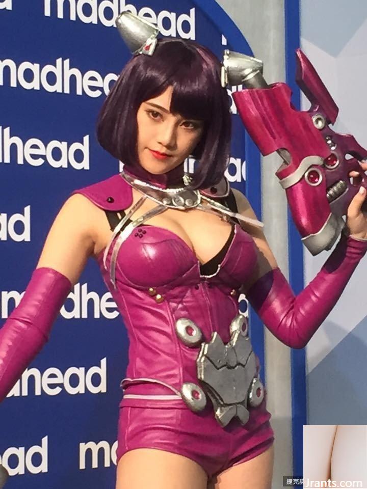 No Game Show, os seios da cosplayer super peituda Li Youmei interpretam a general feminina do Portão do Tempo e do Espaço (24P)