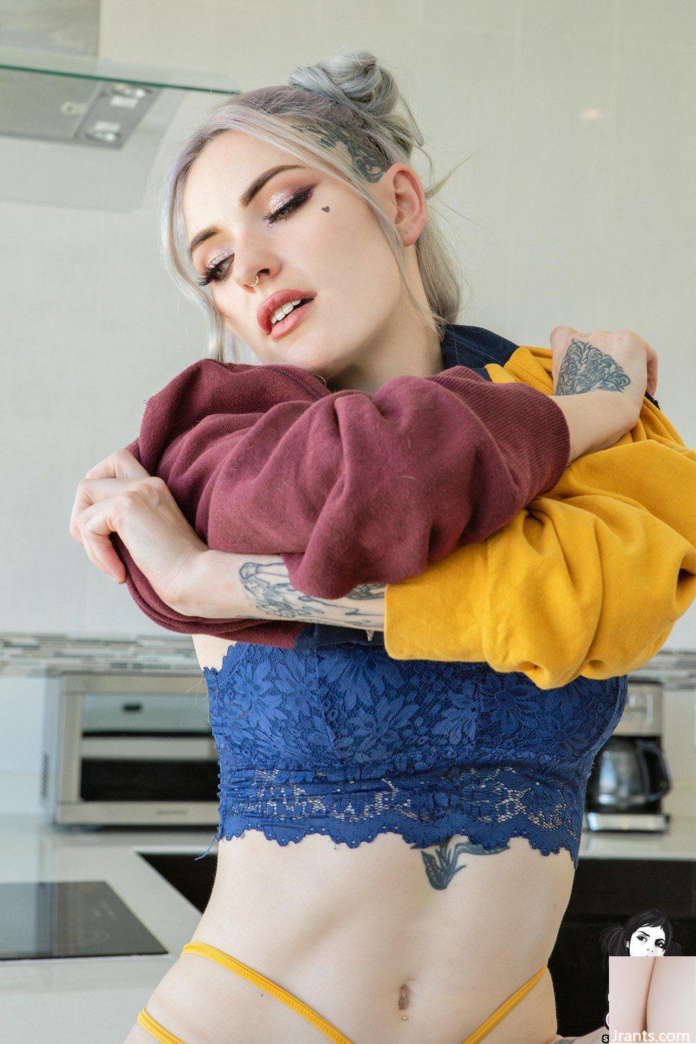 (Suicide Girls) 08 novembre 2024 – Torro – Juteux (49P)