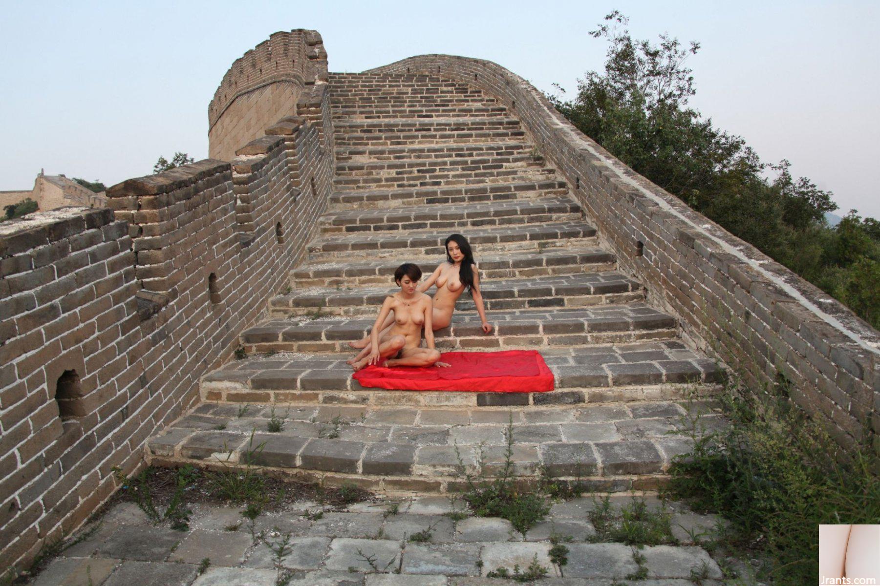 (Modèle Chinois) Jolie photo de bien-être selfie sur la Grande Muraille (186P)