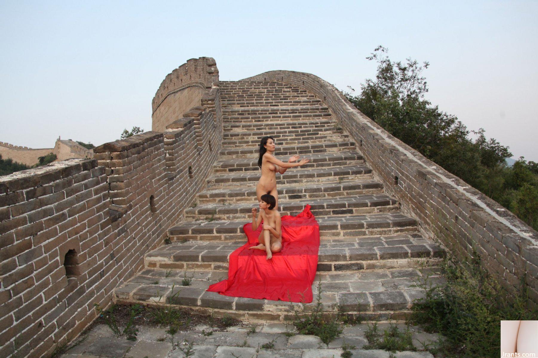 (Modèle Chinois) Jolie photo de bien-être selfie sur la Grande Muraille (186P)