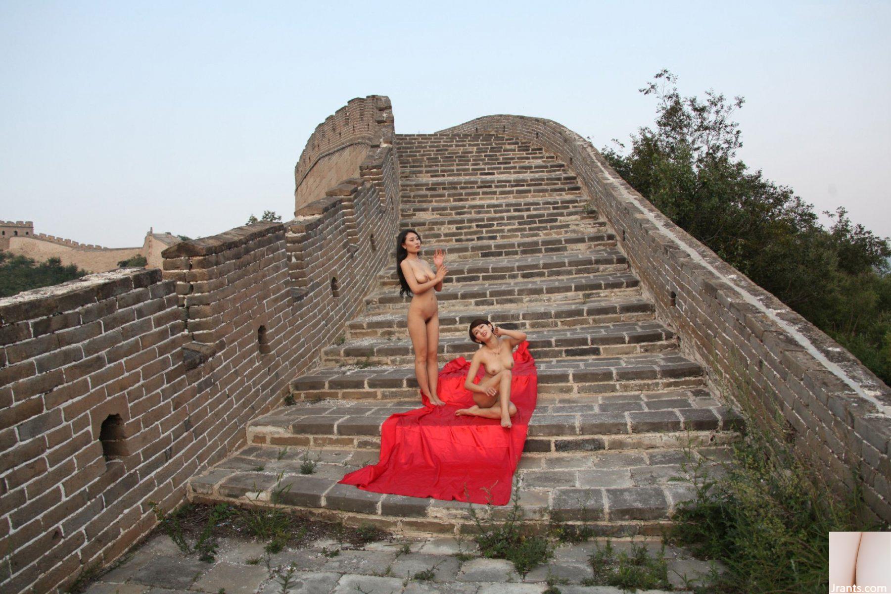 (Modèle Chinois) Jolie photo de bien-être selfie sur la Grande Muraille (186P)