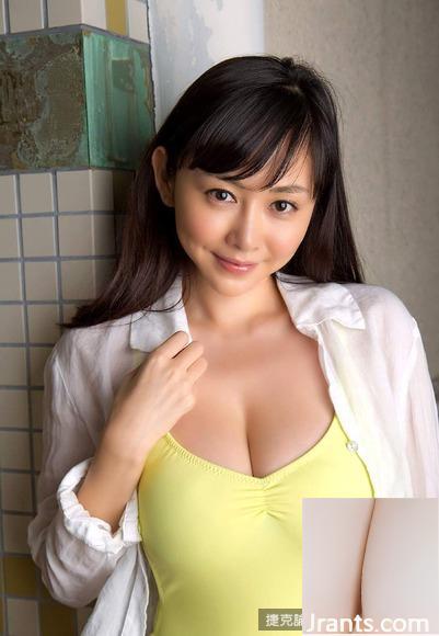 Anri Sugihara (33) Eau douce et super haute pour les jambes (18P)