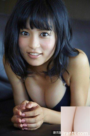 Ruriko Kojima (22) Hermosa chica de cabello negro en bikini negro (15P)