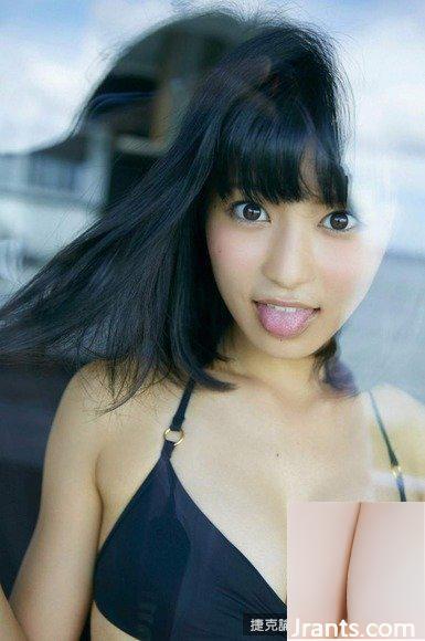 Ruriko Kojima (22) Hermosa chica de cabello negro en bikini negro (15P)