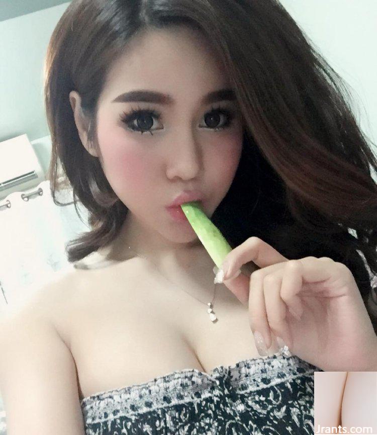 Gadis seksi dengan payudara F~Anyaphat~ memakai bikini seksi (21P)