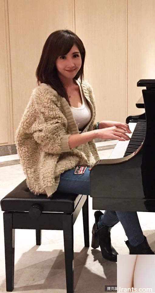 La presentadora de Universal News D-cup Xiao Suitang ~ Huang Ruowei ~ toca el piano sexy pero todos solo prestan atención a su buena figura (39P)