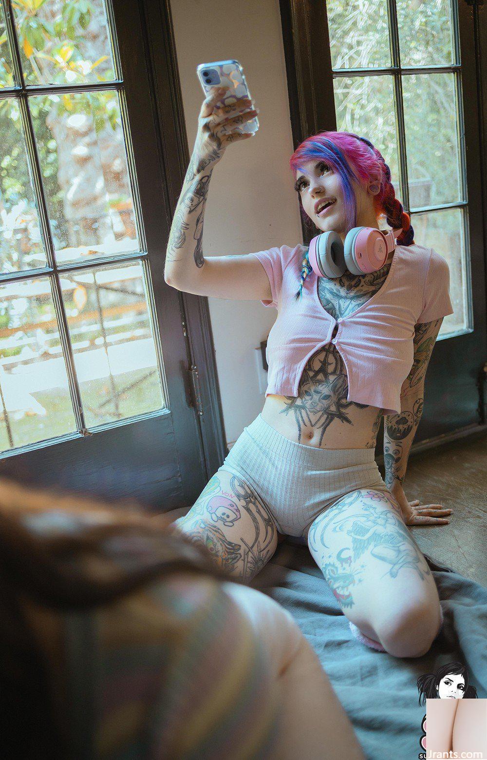 (Suicide Girls) 22 نوامبر 2024 &#8211; Gloom + Pastel &#8211; Playful Memory (40P)