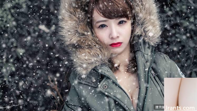 On peut encore avoir de gros seins dans la neige ! Fille super féroce en manteau libère ses seins (27P)