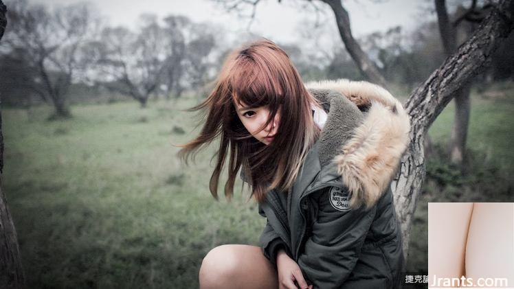 On peut encore avoir de gros seins dans la neige ! Fille super féroce en manteau libère ses seins (27P)