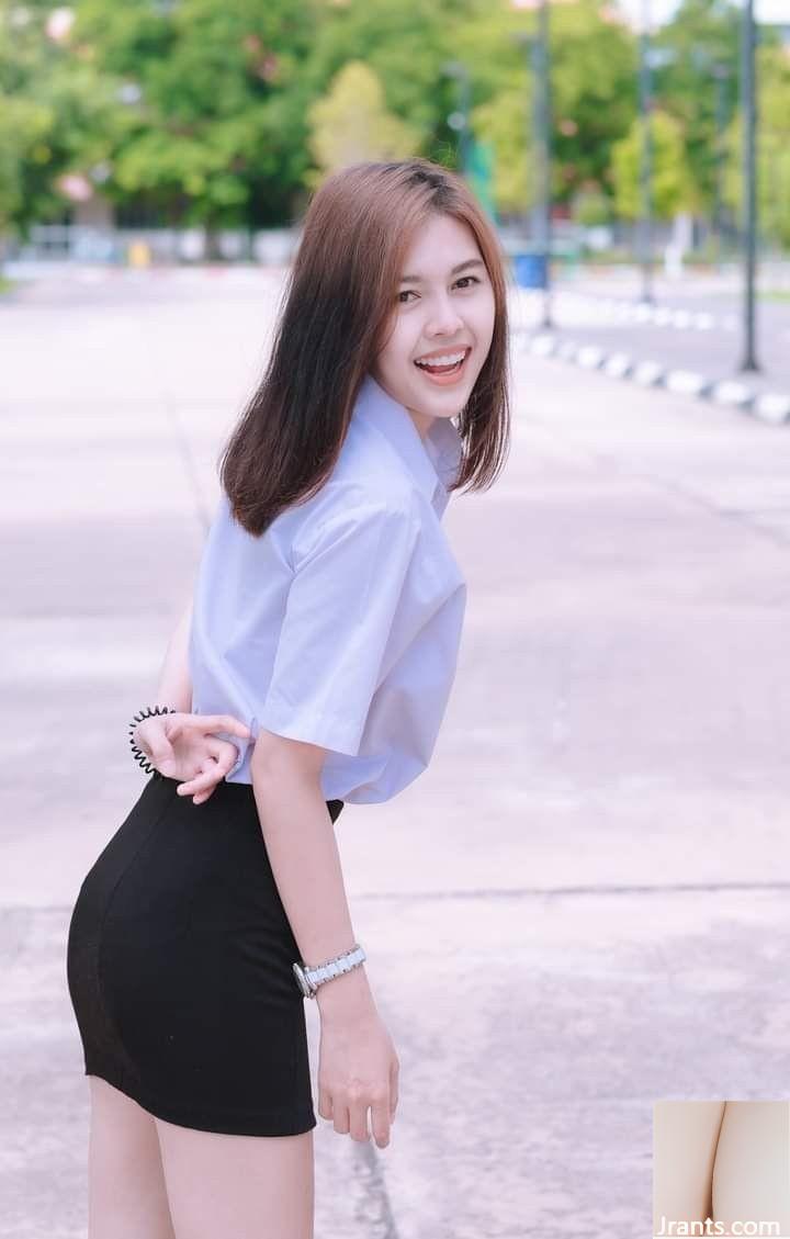 Bokong cantik siswi Thailand layak dicambuk (14P)