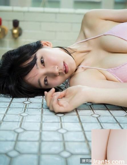 Riho Yoshioka (2 2) Um corpo luxuoso que se molha em um banho público. (25P)