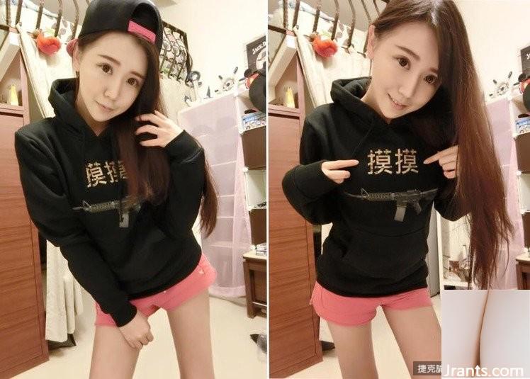 A linda garota Zhang Qiaoyun tem seios grandes e toca os seios em uma roupa de Natal: quero tocá-los (21P)