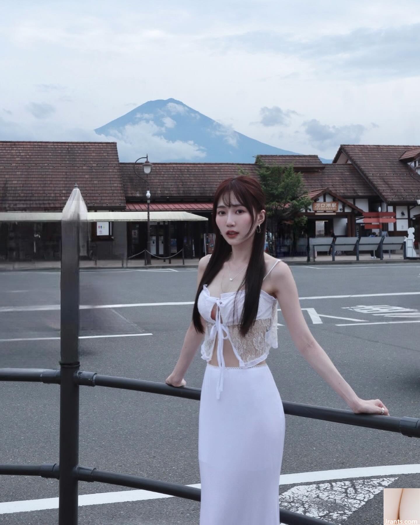 La mignonne et jolie « Wen Ting » aux seins de neige a une apparence super accrocheuse et une vue claire des courbes de son corps (22P)