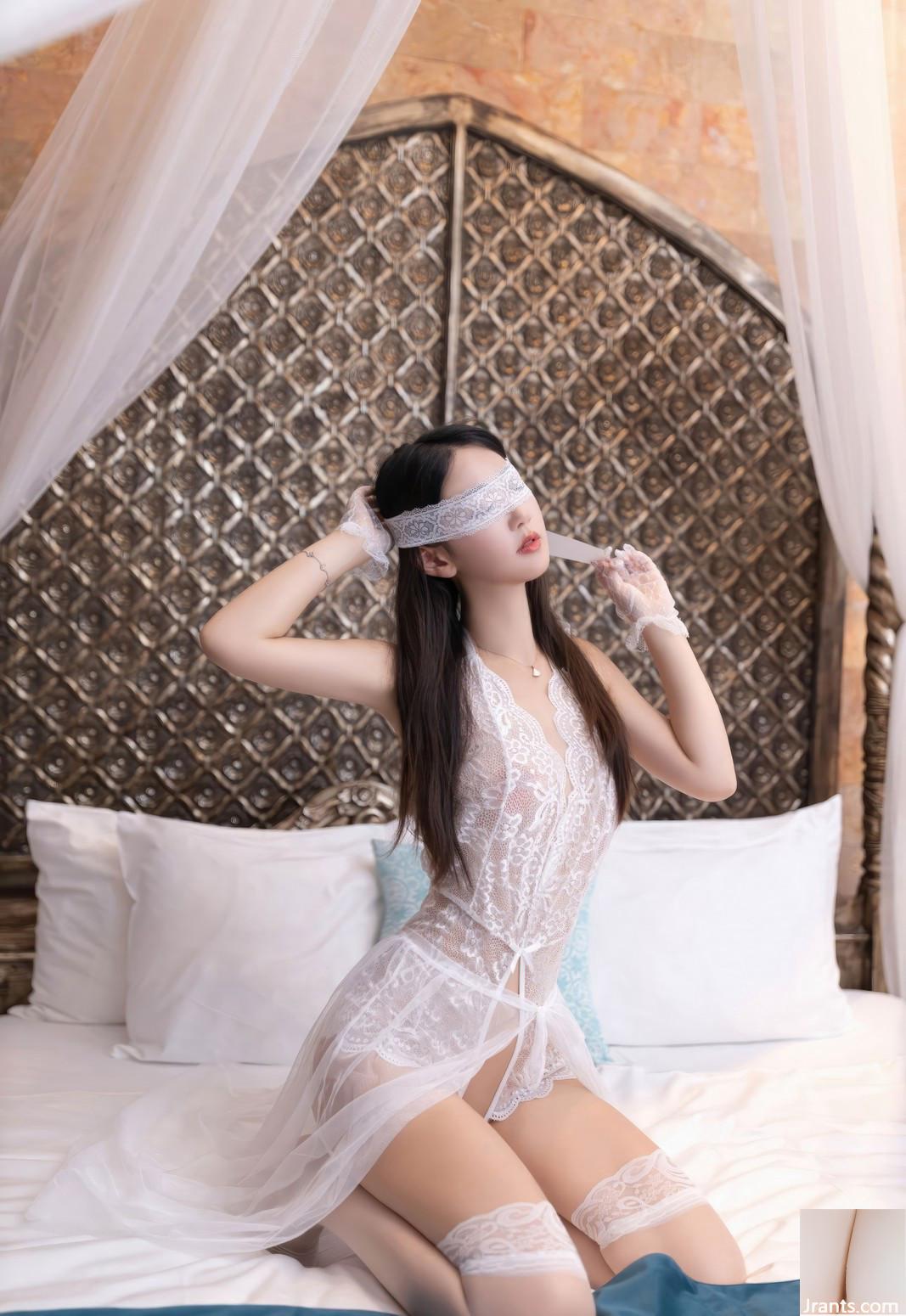 Kumpulan foto Tang Anqi, wanita muda cantik dengan stoking sutra putih, kaki seksi, dan pose centil di atas ranjang (14P)