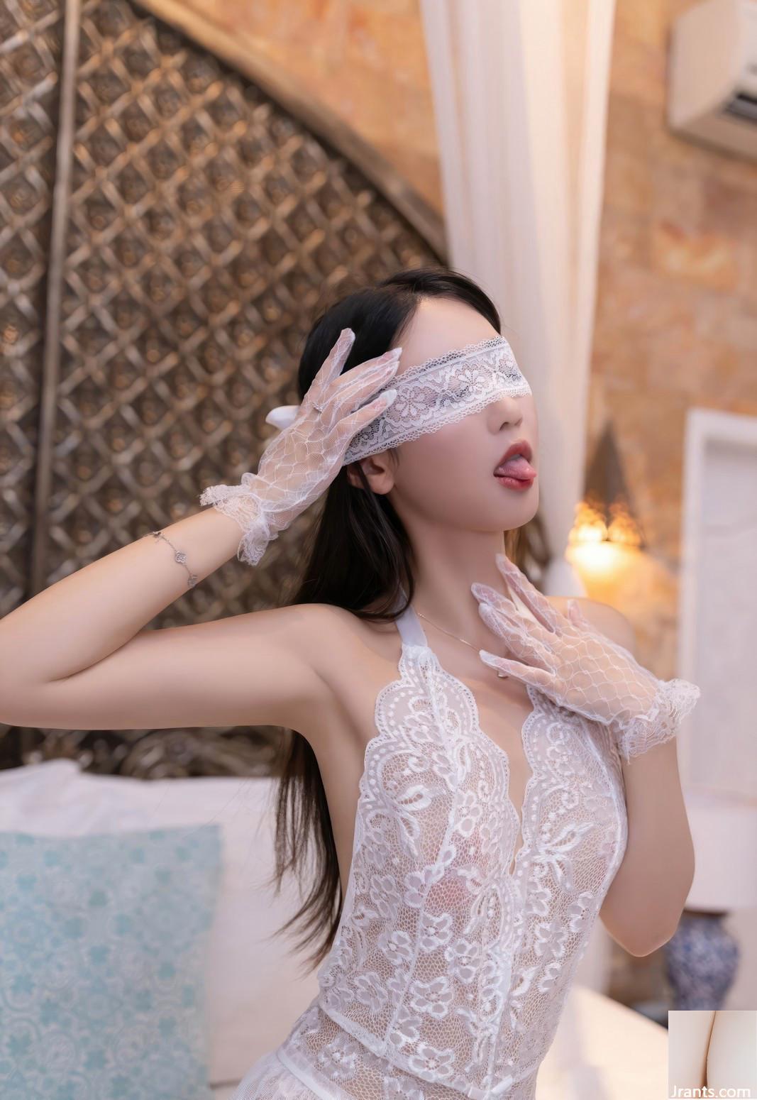 Conjunto de fotos de Tang Anqi, uma bela jovem com meias de seda brancas, pernas sensuais e poses coquetes na cama (14P)