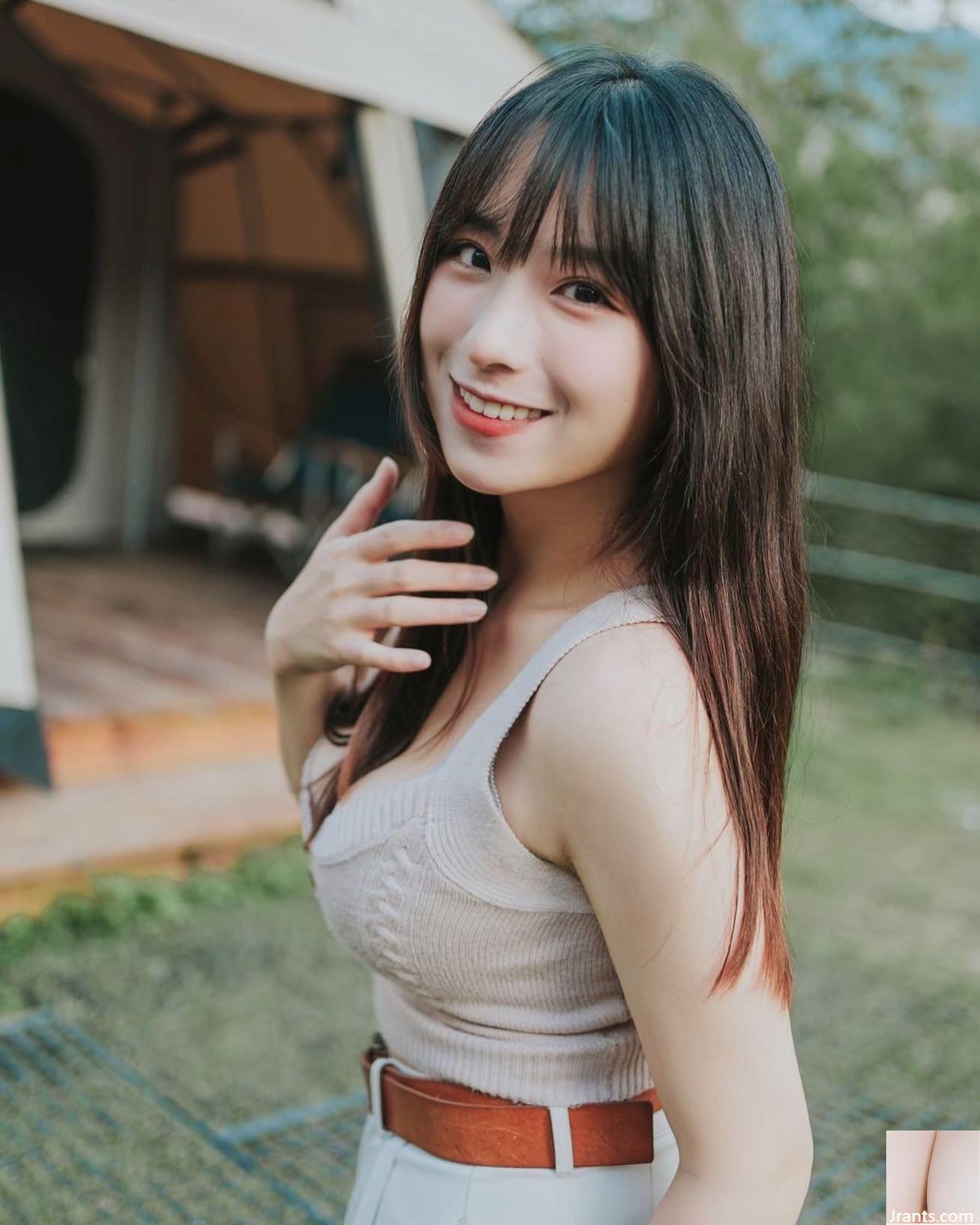 통통한 엉덩이 &#8220;아지에&#8221; 흐릿한 표정으로 섹시해 보이네요 (21P)