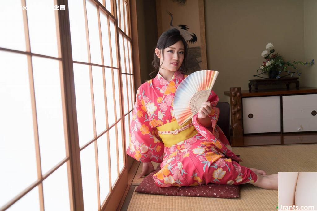 Chiaki Hidaka (20P), nachdem sie sich an einer steifen Yukata-Schönheit betrunken hatte