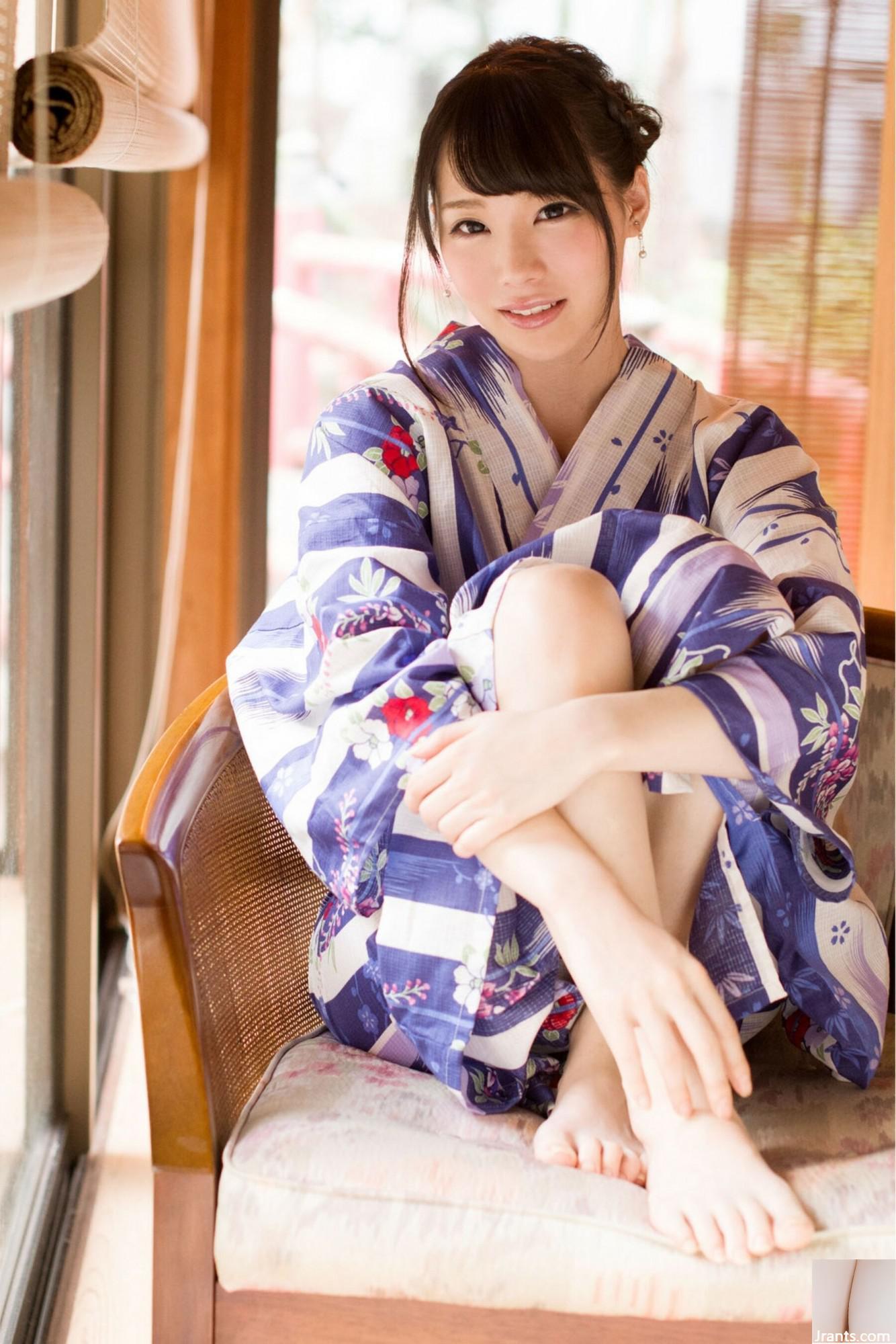 (Set model Jepang) Suzumura Airi (PESAN POSE 01) (115P)