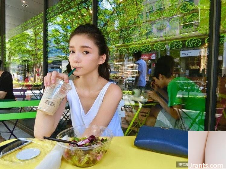 La petite beauté sexy du beau mannequin Han Shengsheng sourit si gentiment au bord de la piscine (21P)