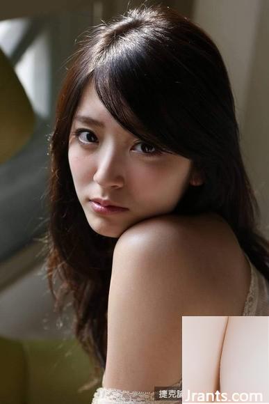 Airi Suzuki: Tubuh °℃-ute Airi Suzuki (2 1) yang bisa bertarung hanya dengan punggung dan kakinya (28P)