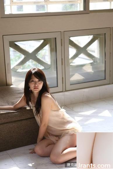 Airi Suzuki: Tubuh °℃-ute Airi Suzuki (2 1) yang bisa bertarung hanya dengan punggung dan kakinya (28P)