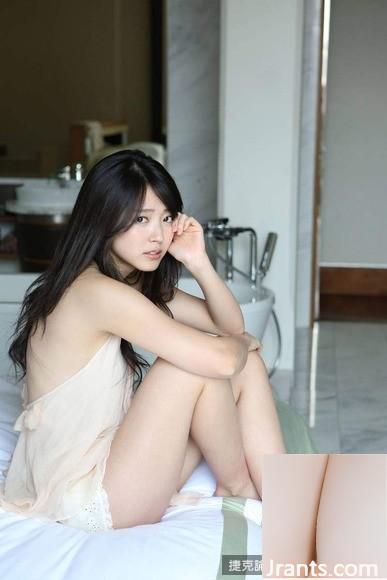 Airi Suzuki : Corps de °℃-ute Airi Suzuki (2 1) qui peut se battre avec seulement son dos et ses jambes (28P)