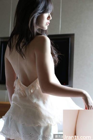 Airi Suzuki : Corps de °℃-ute Airi Suzuki (2 1) qui peut se battre avec seulement son dos et ses jambes (28P)