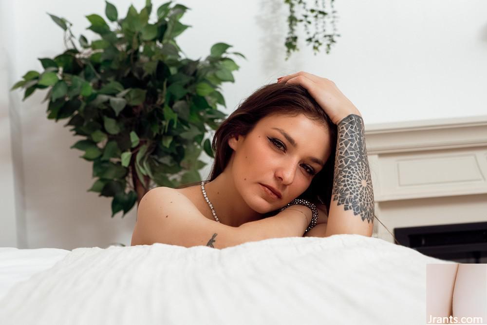 (Suicide Girls) 24.12.2024-Kitsina-Strass &#038; Pailletten (42P)