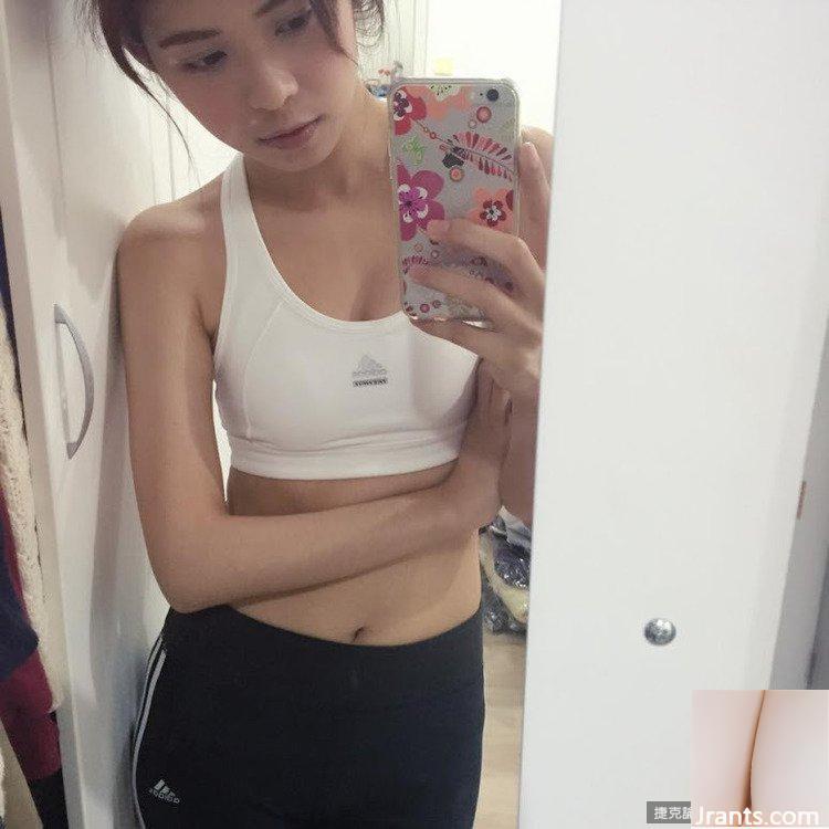 (Pequena Chen Yanxi) As fotos da garota gostosa Lin Yiyu vestindo uma roupa de menina se tornaram virais e os internautas gritaram: As mulheres mudaram em seus 18 anos (18P)!